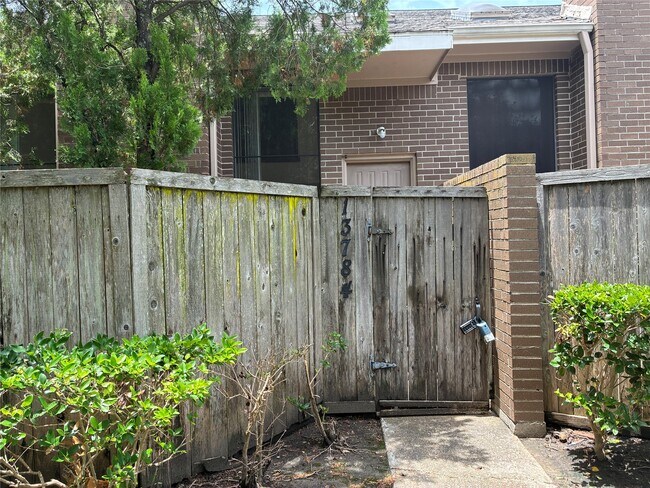 Building Photo - 13784 Hollowgreen Dr