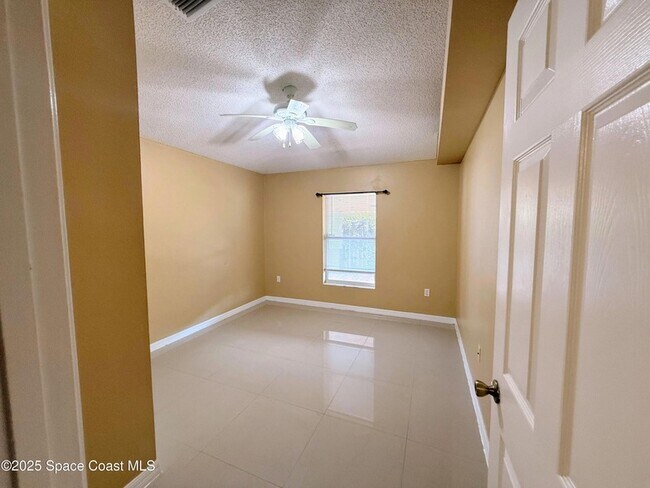 Building Photo - 2075 4th Ave SW