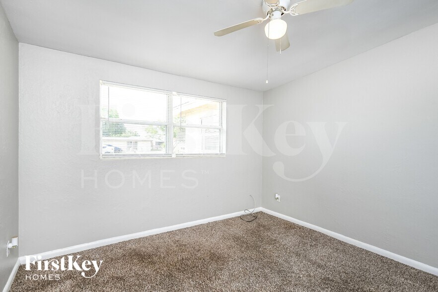 Building Photo - 493 Notre Dame Dr