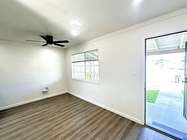 Building Photo - Ready For Move in~ 2BEDS/1BATH HOUSE FOR RENT W/Laundry Hook-Ups!