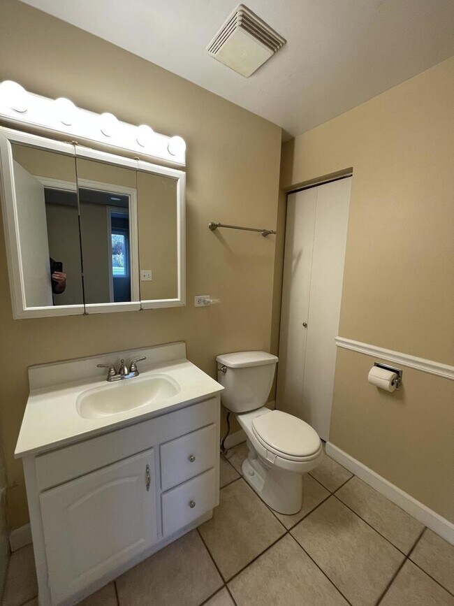 Building Photo - 240 E Rimini Ct