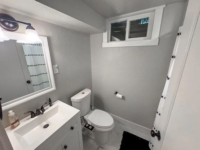 Building Photo - Beautifully updated 5 Bed / 2 Bath Home wi...