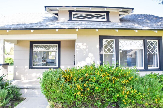 Building Photo - Grand (384-394) South