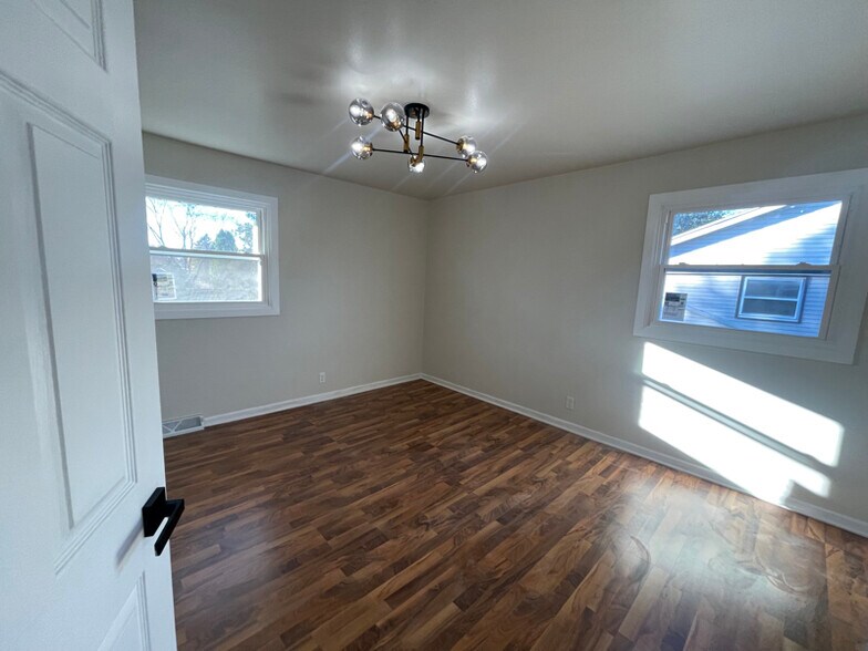 Building Photo - 5963 Teakwood Dr