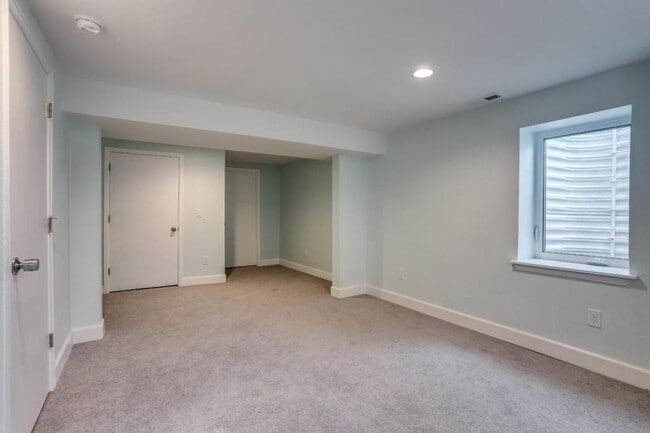 Building Photo - 3149 Oak Cir N