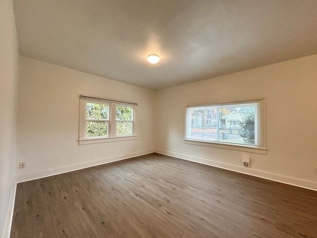 Building Photo - 231 NE 4th Ave