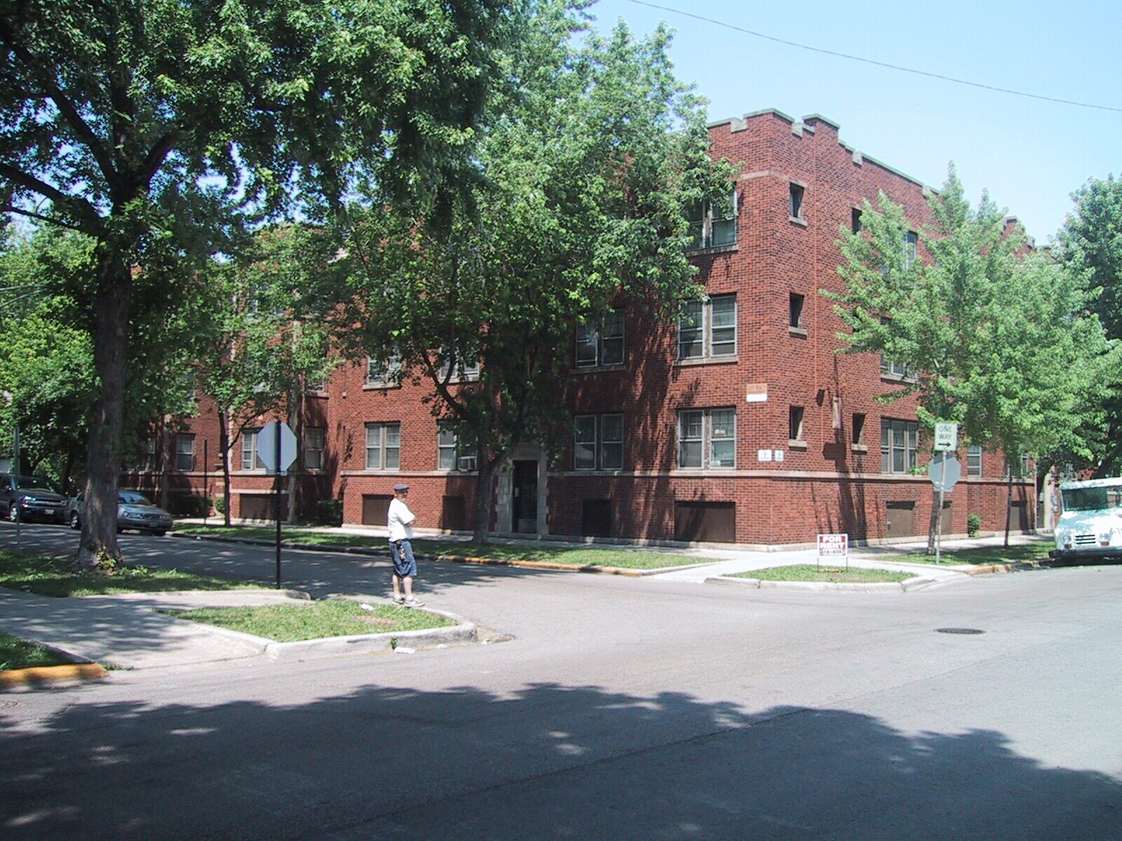 Building Photo - 3600 W Sunnyside Ave