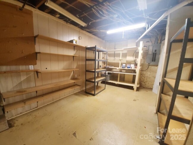 Building Photo - 4918 White Oak Rd