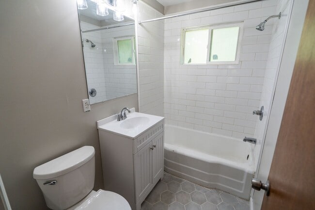 Building Photo - 3BR/2BA Home