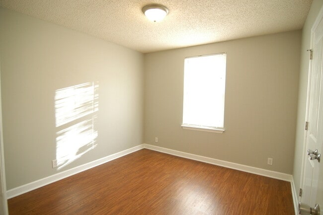 Building Photo - Inglewood Duplex Available Now!