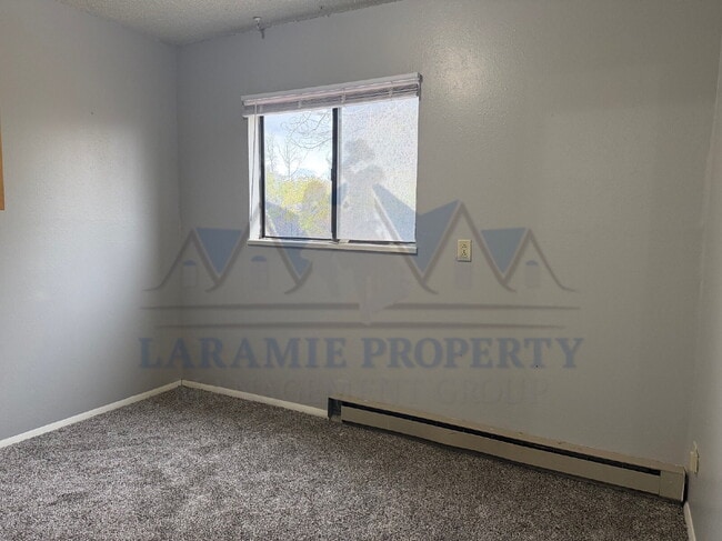 Building Photo - 4 Bed 1.5 Bath Townhouse Style Apartment