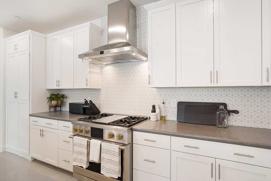High-end Wolf gas oven, 4 burner top w/ griddle, & Wolf hood. - 5919 Lakestone Dr