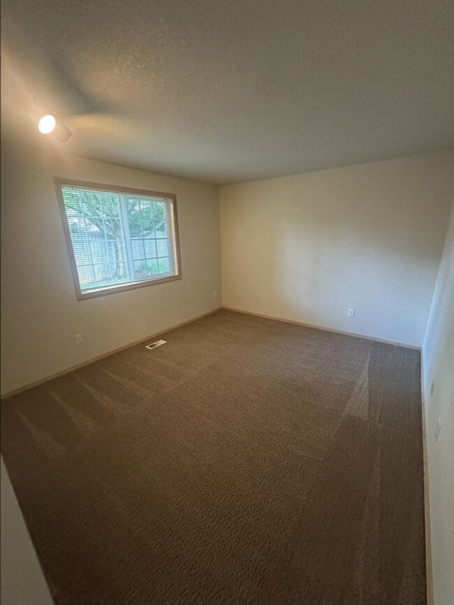 Building Photo - Ranch, 2 Bedroom + Bonus Room / Office.