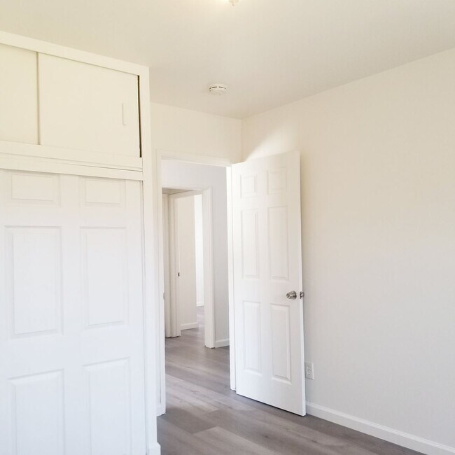 Building Photo - Cozy 2 bedroom and 1 bathroom near Port Hueneme Beach!