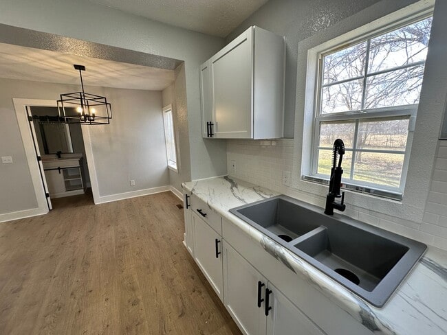 Building Photo - 215 E North - 4 Bedroom/1 Bathroom Home Do...
