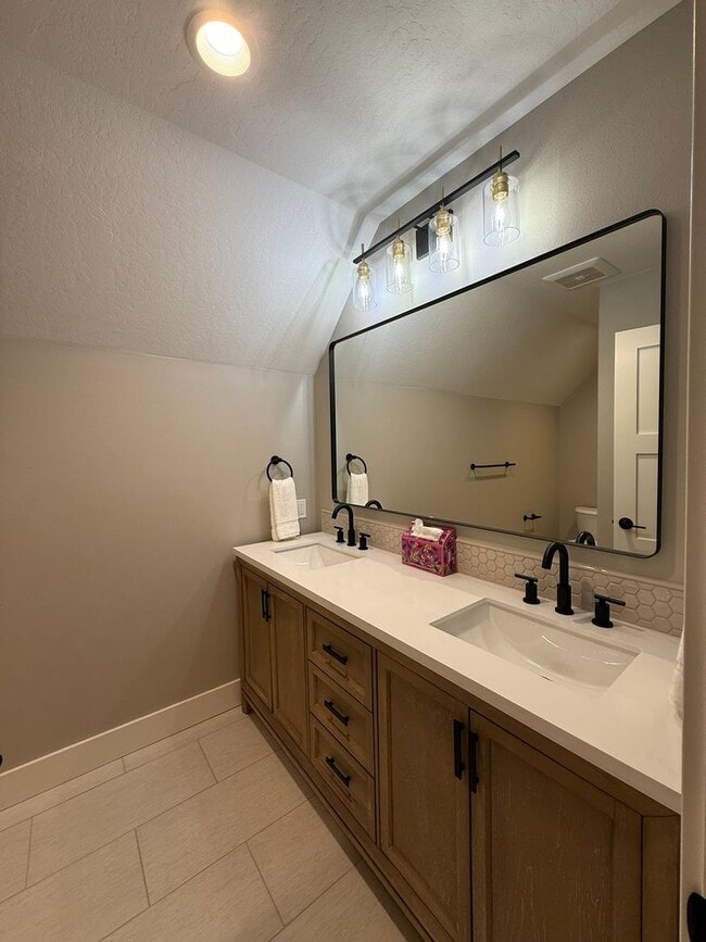 Building Photo - Elegant and Luxurious Cottage Grove Home