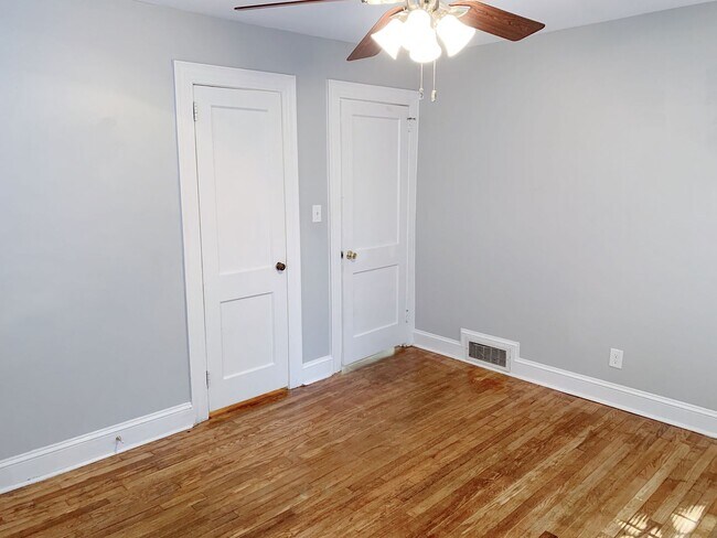 Building Photo - 3 Bedrooms 2 Full Bathrooms with fenced in...
