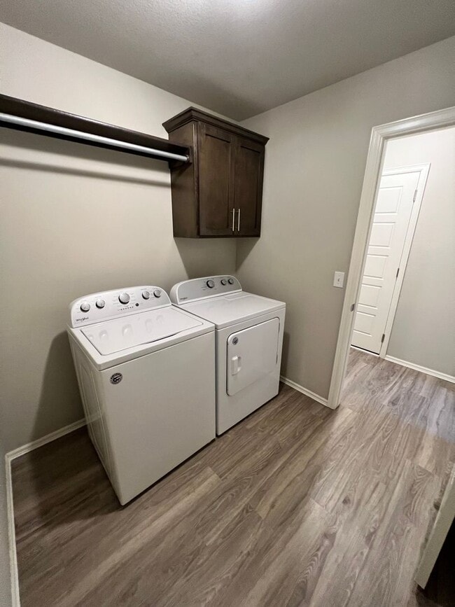 Building Photo - 4 Bed/ 2 Bath in Stone Horse Neighborhood With Community Pool!