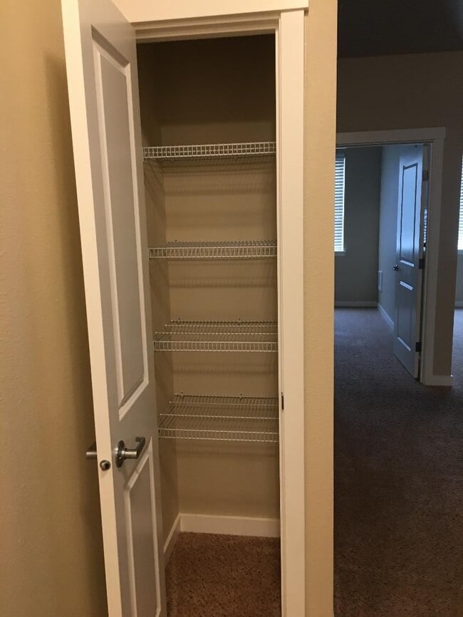 Building Photo - Come check out this 2 bedroom 2 bath with upscale interiors and open concept floorplan!