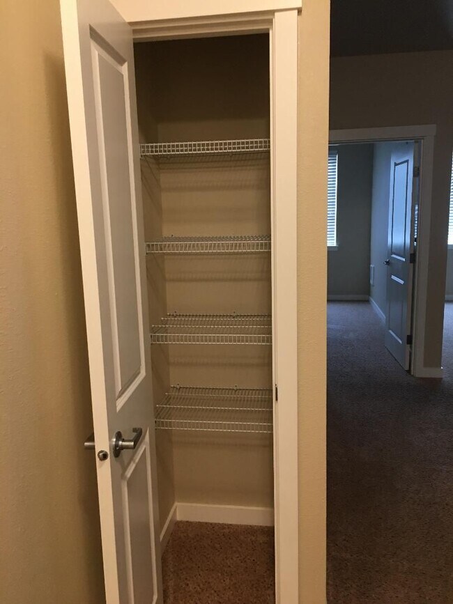 Building Photo - Experience style, comfort and convenience in this well-appointed 2 bedroom 2 bath!