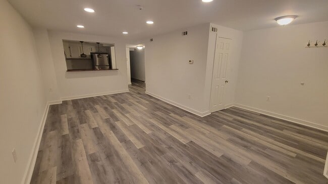 Building Photo - 1/2 Off One Months for a Lease Start by 9/...