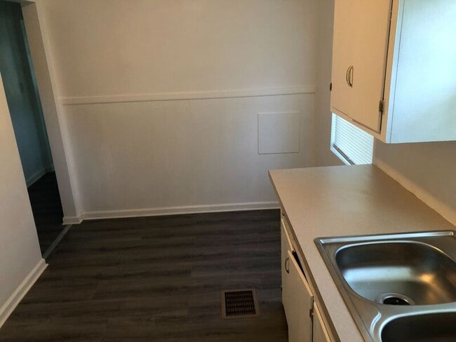 Building Photo - 108 Columbian Ave