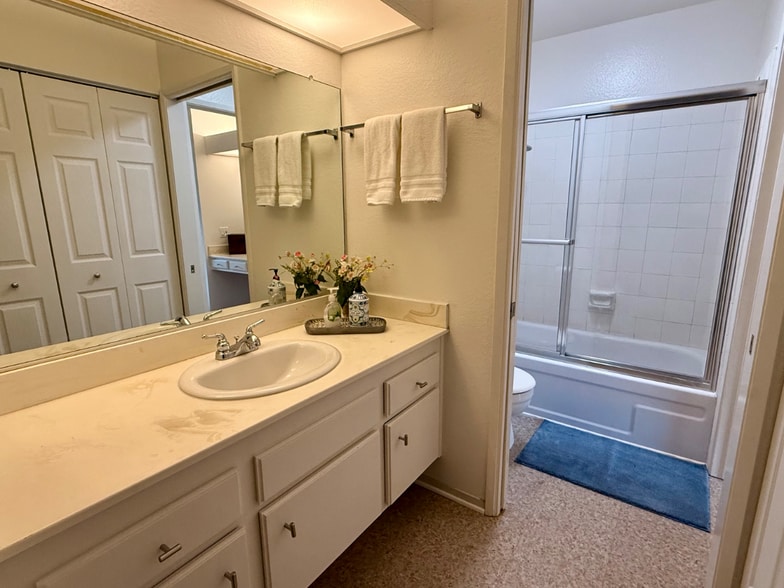 Guest Powder Room - 48724 Desert Flower Dr
