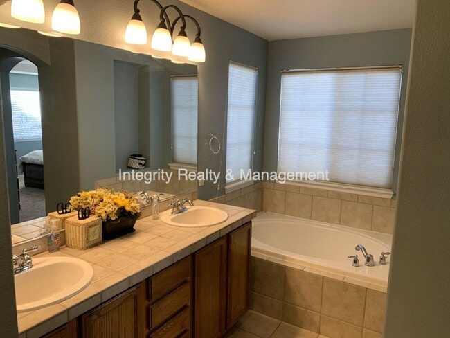 Building Photo - 3025 Redhaven Way