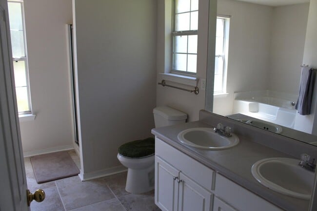 Building Photo - 4 Bedroom in Waterfront Subdivision!