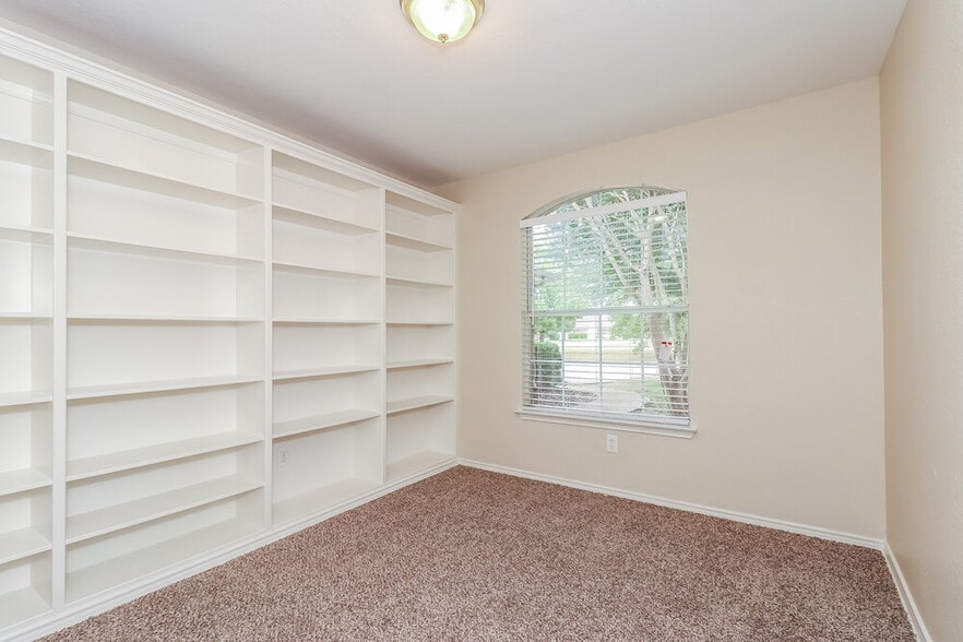 Building Photo - 948 Grand Central Pkwy