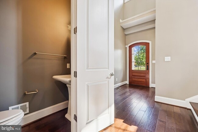 Building Photo - 448 Salk Cir