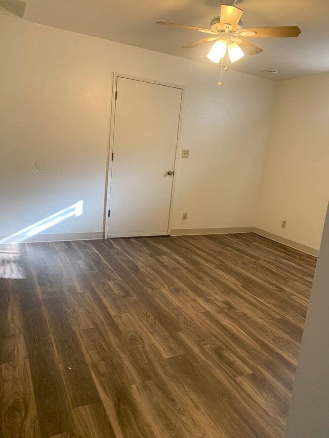 Building Photo - 1104 Elmer St