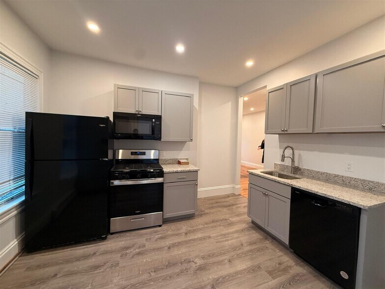 Building Photo - 76 Oak St