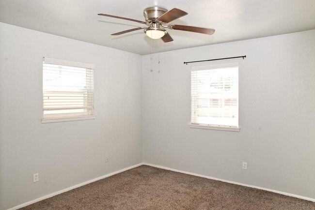 Building Photo - 216 S Bristow Ave