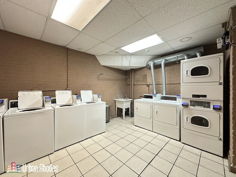 Building Photo - 557 W Arlington Pl