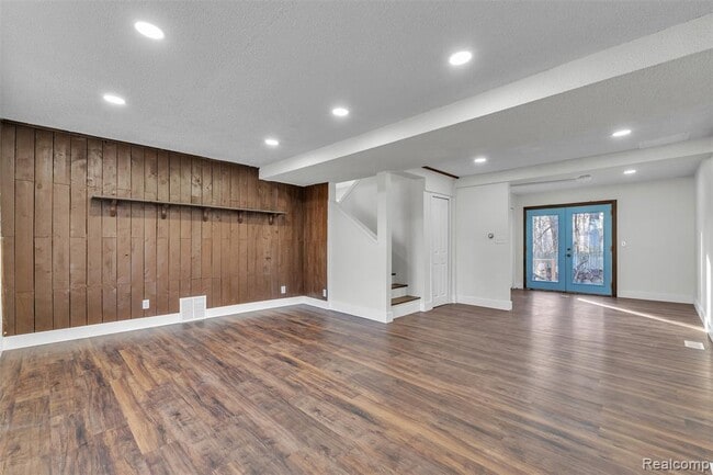 Building Photo - 8165 Leonard Dr