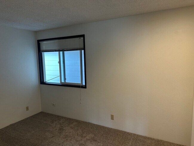 Building Photo - Nice 2 bedroom 1 bath duplex in Springfield!