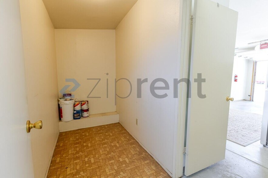 Building Photo - Unit