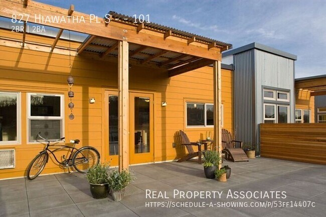 Building Photo - 827 Hiawatha Pl S