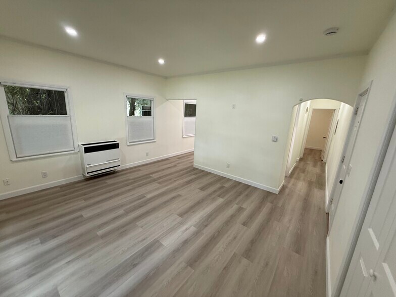 Building Photo - 208 N La Peer Dr