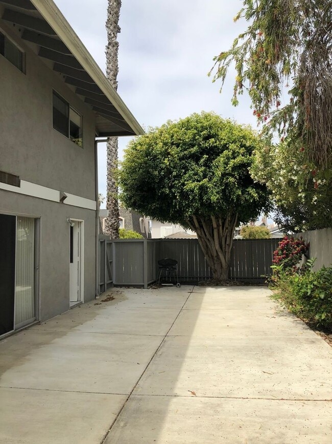 Building Photo - 947-949 Sand Ct
