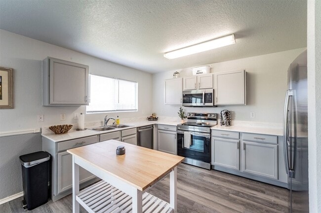 Building Photo - 9844 Sparrow Hawk Ln