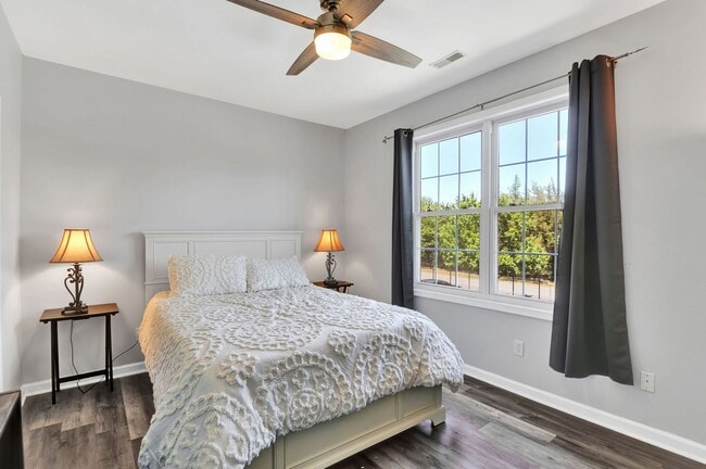 Building Photo - Charming 2-Bedroom Condo for Rent – Your P...