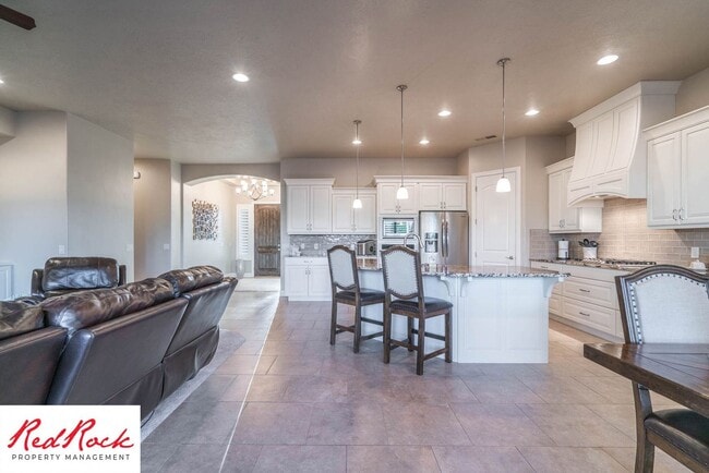 Building Photo - Stunning 3 Bedroom Fully Furnished Home. C...
