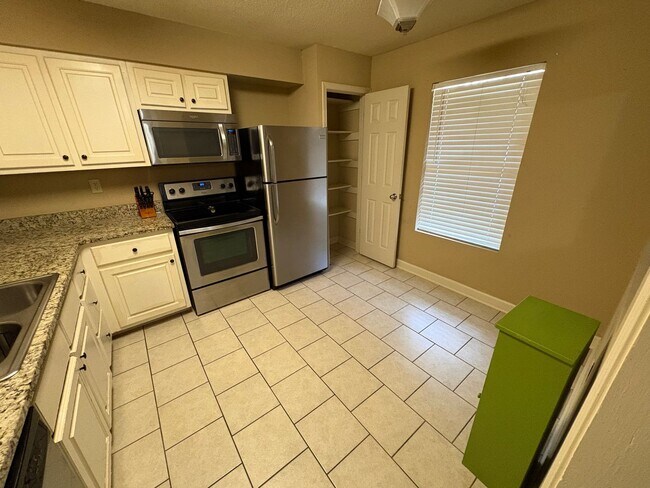 Building Photo - Furnished 2 Bedroom 1 Bath Apartment Close to Campus!