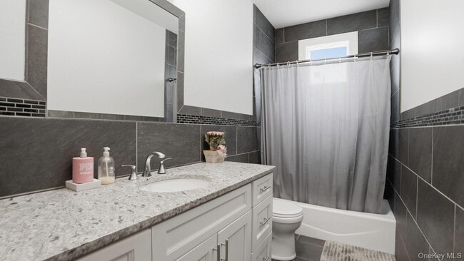 Building Photo - 420 Maple Ave S