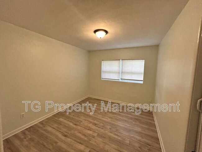Building Photo - 6453 Burgundy Rd S
