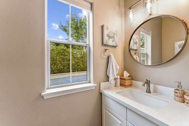 Building Photo - 200 Oak View Ln