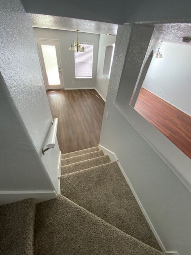 Building Photo - Spacious 3BR/2.5BA Home in San Antonio