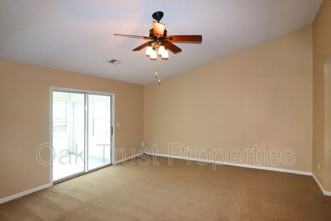 Building Photo - 538 Holiday Dr